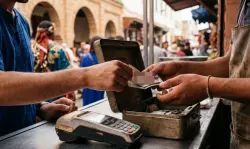 مطاعم ومقاهي "معروفة" بالصويرة تقبل "الكاش" فقط.. والزبناء غاضبون
